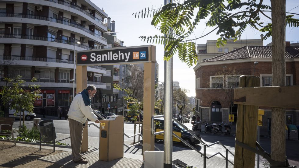 Starting the works of line 9 at metro of Barcelona, Plaça Sanllehy