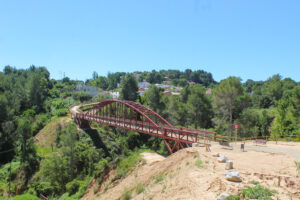 Construcció d'un pont per a vianants