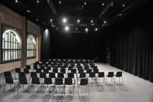 Interior de sala cultural polivalent amb cadires