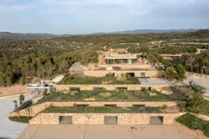 Construcció d'un molí d'oli integrat en el paisatge