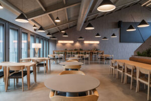 Interior menjador cafeteria en edifci d'oficines