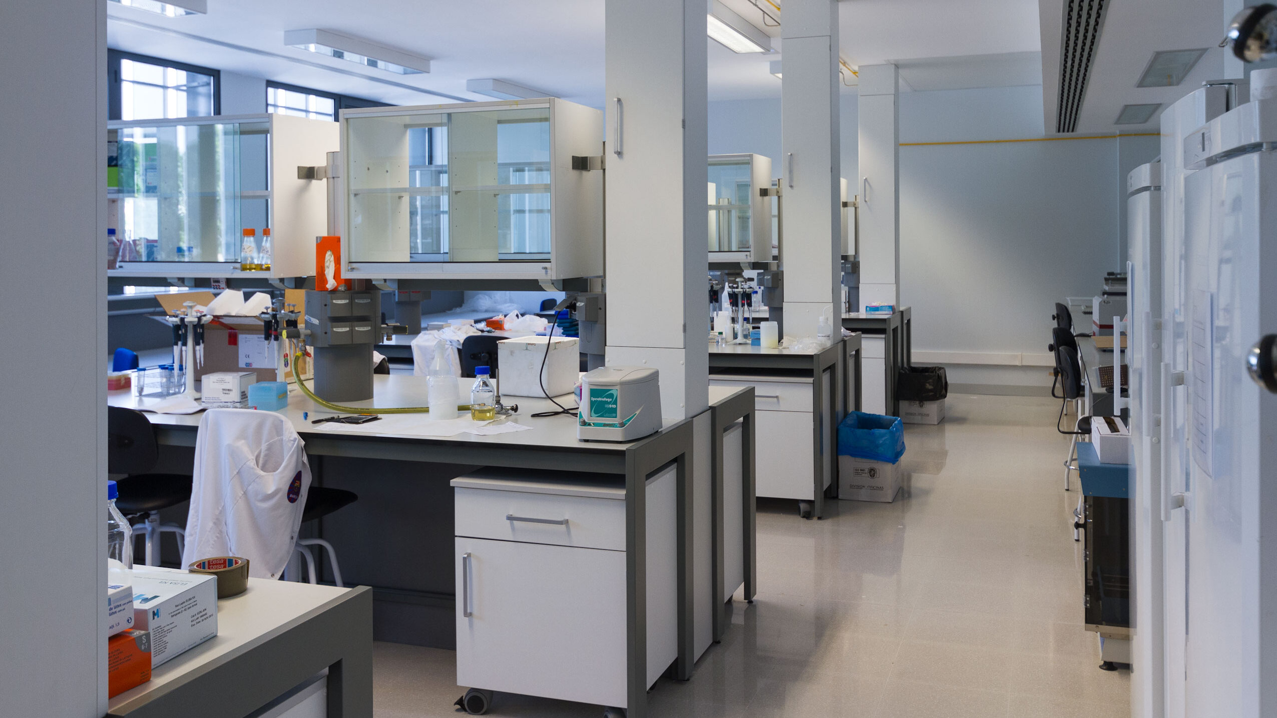 Interior d'una aula laboratori d'una centre de formació postobligatòria de cicles formatius