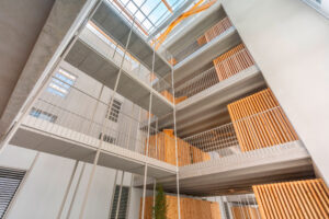 Interior modern amb fusta d'un edifici residencial